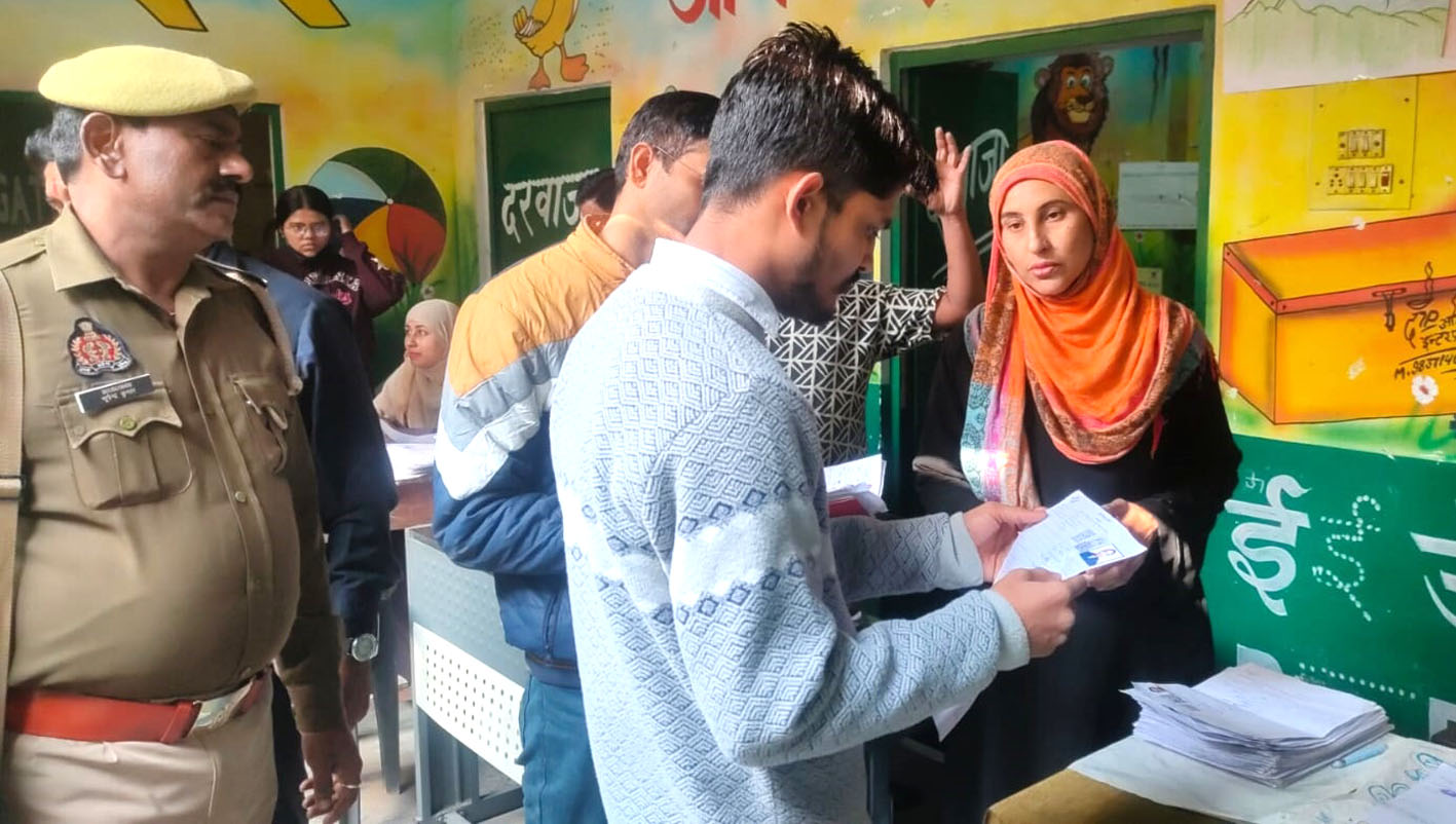 सहारनपुर नगरायुक्त शिपू गिरि ने मतदान केंद्रों का निरीक्षण कर SIR फार्म जमा प्रक्रिया में तेजी लाने के निर्देश दिए