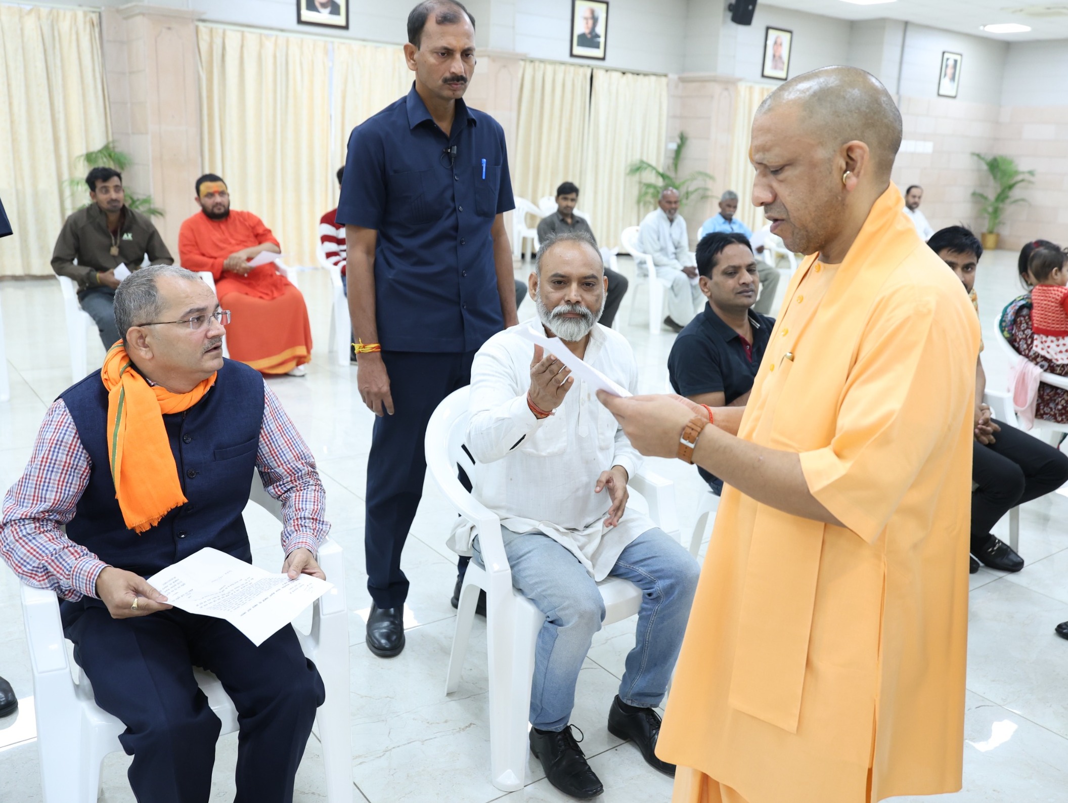 “सीएम योगी ने नवम्बर के पहले सोमवार को किया जनता दर्शन, 60 से अधिक पीड़ितों की सुनी फरियादें”