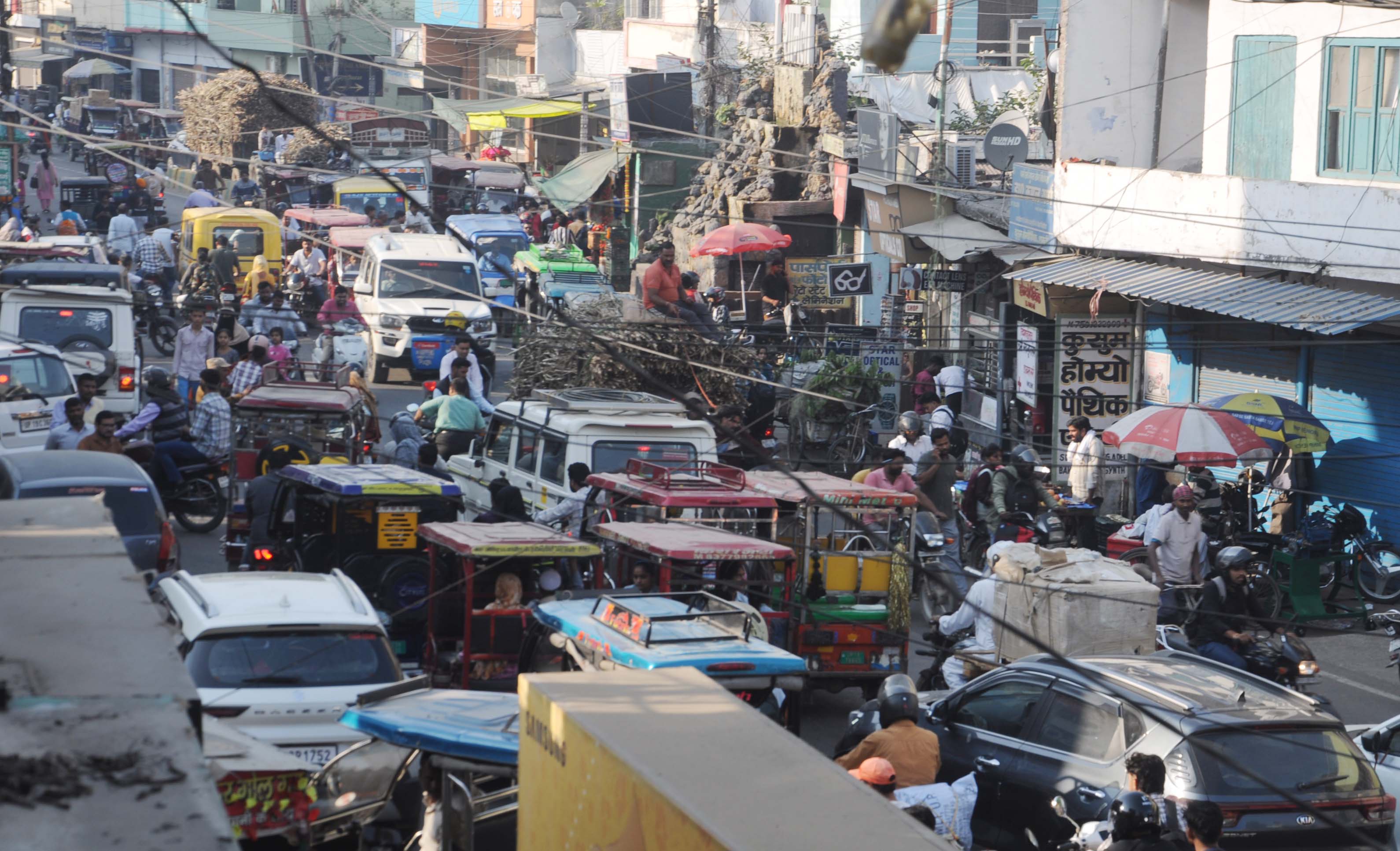 शामली: सड़कों के निर्माण के कारण शहर में भीषण जाम, वाहन चालकों और किसानों की घंटों मुश्किल