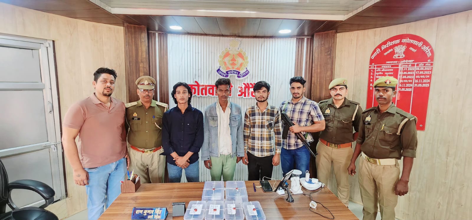 “औरैया में 12 घंटे में पुलिस ने मोबाइल लूट के तीन लुटेरों को गिरफ्तार, अवैध हथियार बरामद”