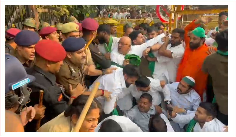 नोएडा: 81 गांवों के किसानों का प्राधिकरण पर अनिश्चितकालीन धरना, तनावपूर्ण स्थिति