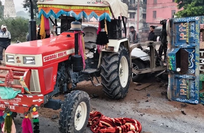 ग्वालियर में तेज रफ्तार फॉर्च्यूनर कार ट्रैक्टर-ट्रॉली से टकराई, पांच की मौत