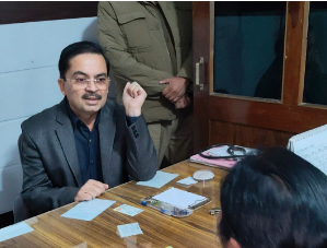 मुजफ्फरनगर के CMO डॉ. सुनील तेवतिया बिजनौर में अवैध क्लिनिक चलाते पकड़े गए, महिला आयोग की सदस्य के नेतृत्व में छापेमारी; टॉयलेट में छिपकर बचने की कोशिश