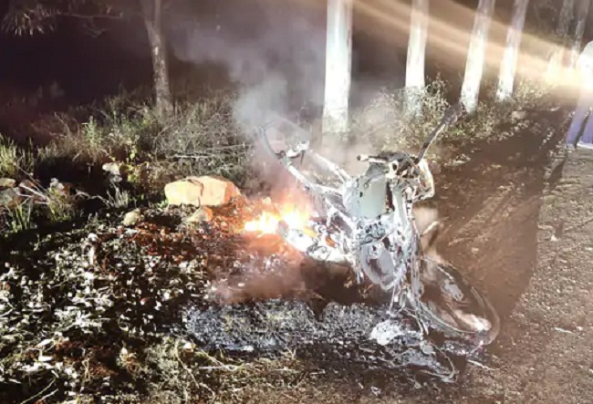 भीषण हादसा: पिकअप से टकराई बाइक में लगी आग, शादी का कार्ड बांटकर लौट रहे दो चचेरे भाइयों की मौत