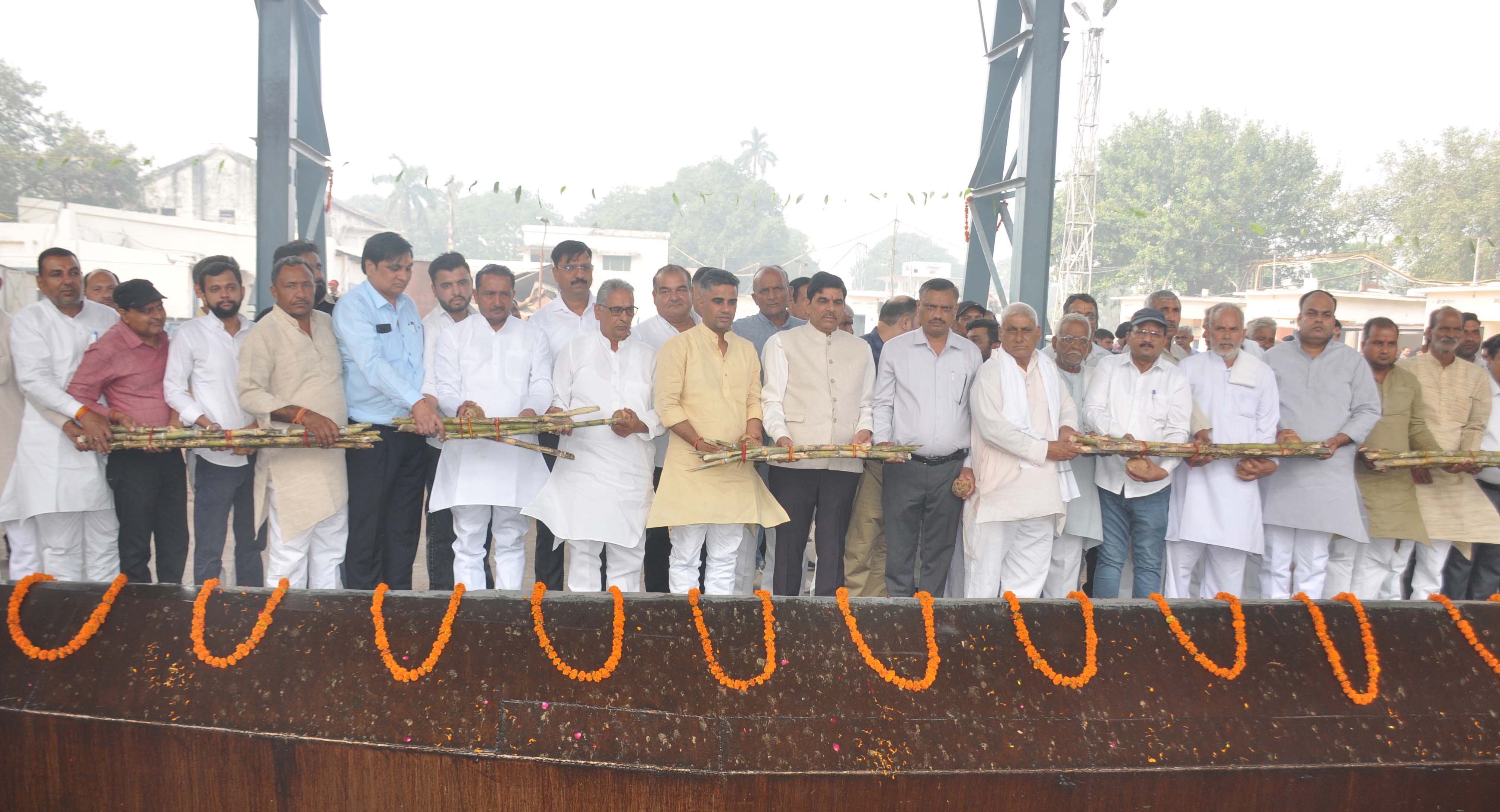 शामली: अपर दोआब शुगर मिल में पेराई सत्र 2025-26 का शुभारंभ, किसानों का किया गया सम्मान