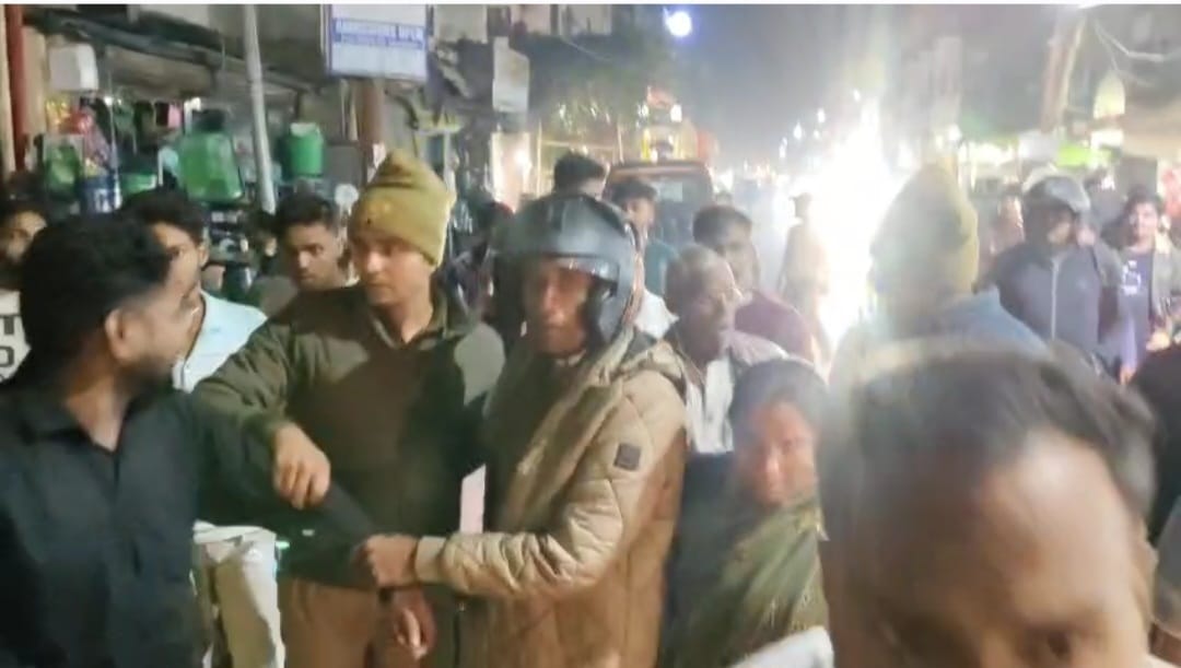 फर्रुखाबाद में सड़क हादसे के विवाद में पुलिस पर हमला, वर्दी फाड़ी