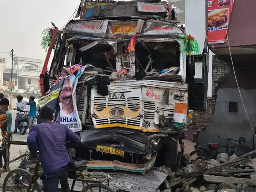 मुजफ्फरनगर में पानीपत-खटीमा हाईवे पर अनियंत्रित ट्रक का तांडव, होमगार्ड की मौत, भाकियू नेता समेत दो घायल