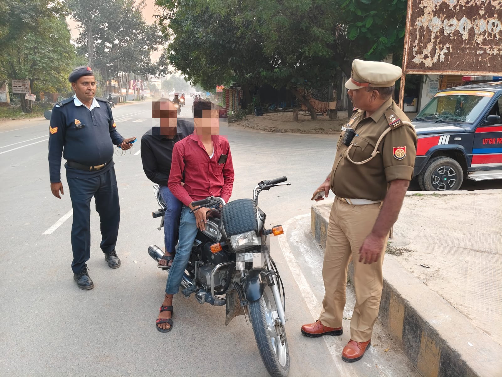 औरैया में ट्रैफिक पुलिस की सख्ती: 7 दिन में 778 वाहनों पर कार्रवाई, 30 लाख से अधिक जुर्माना वसूला