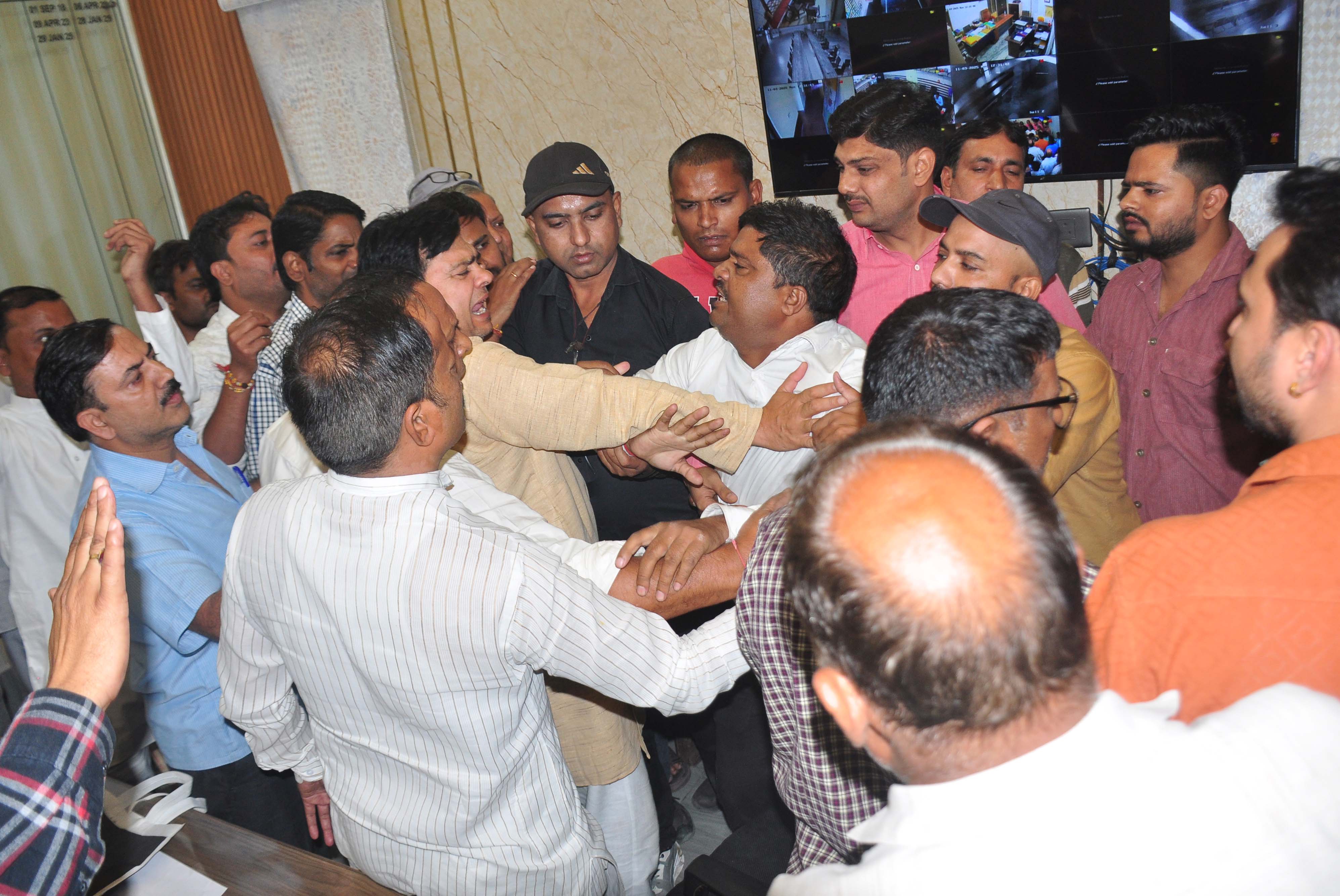 शामली: नगर पालिका में सभासद और कर्मचारियों के बीच हंगामा, हाथापाई और गाली गलौच