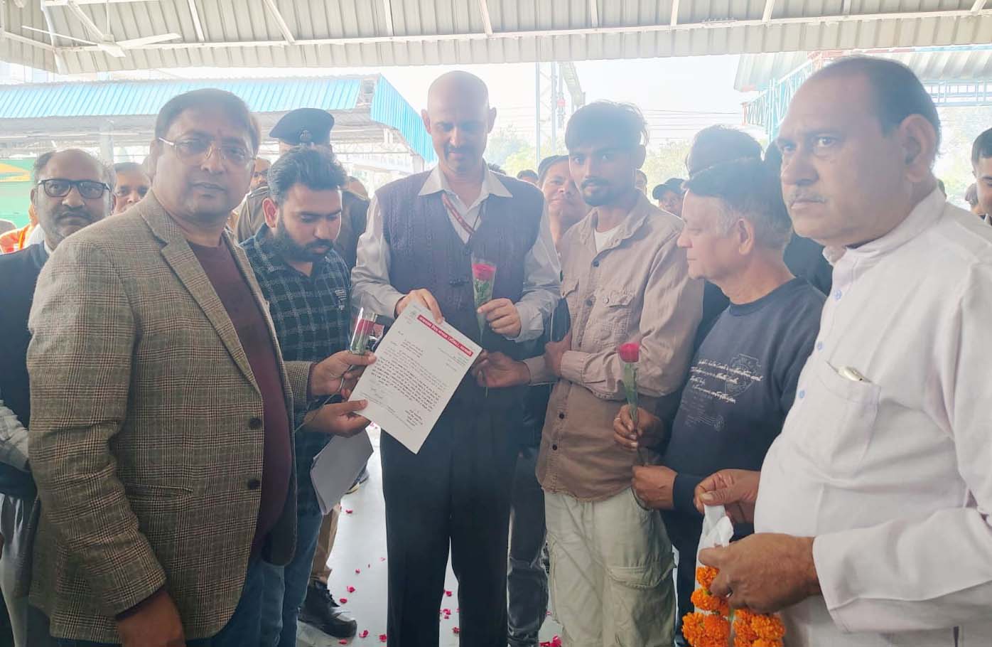 शामली: अग्रवाल मित्र मंडल ने डीआरएम को नई लंबी दूरी की रेल सेवा की मांग का ज्ञापन सौंपा