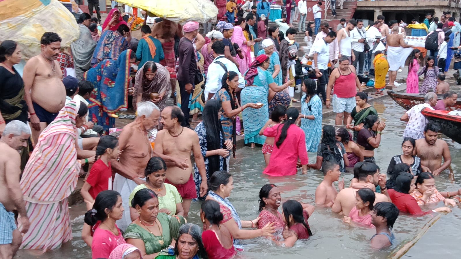 काशी में हरि प्रबोधिनी एकादशी पर गंगा तट पर आस्था का सैलाब, शाम को तुलसी–शालिग्राम विवाह