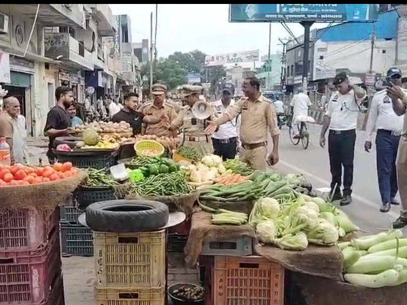मुजफ्फरनगर में अतिक्रमण पर चला चाबुक, जिला अस्पताल गेट के बाहर की दुकानें हटीं, पालिका ने दी चेतावनी