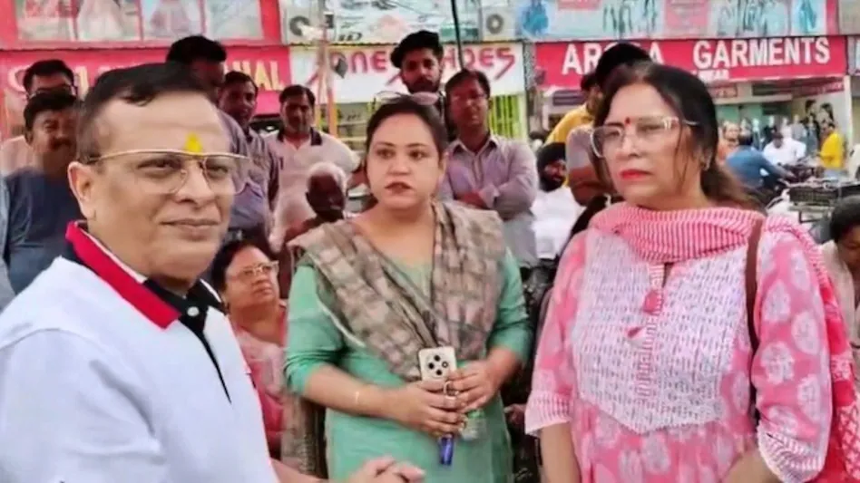 मेरठ में BJP नेता विनीत शारदा को महिलाओं ने सुनाई खरी-खोटी: