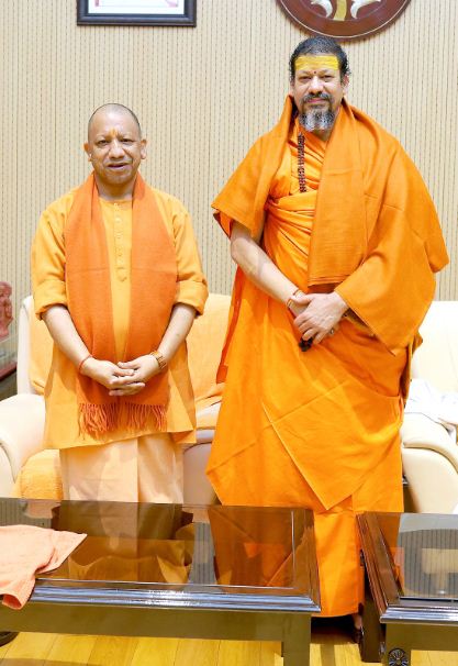 मुख्यमंत्री योगी ने की आचार्य कैलाशानन्द गिरी महाराज से भेंट, ऐतिहासिक सांस्कृतिक झलक' पुस्तकों का किया लोकार्पण