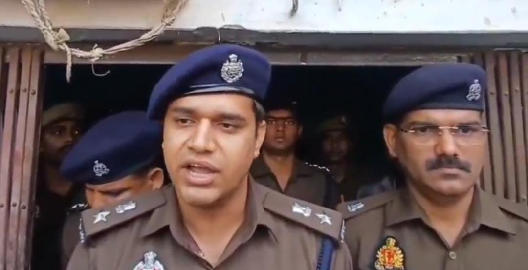 यूपी के श्रावस्ती में भयानक देने वाली घटना, पति, पत्नी और तीन बच्चों के शव घर के अंदर मिले