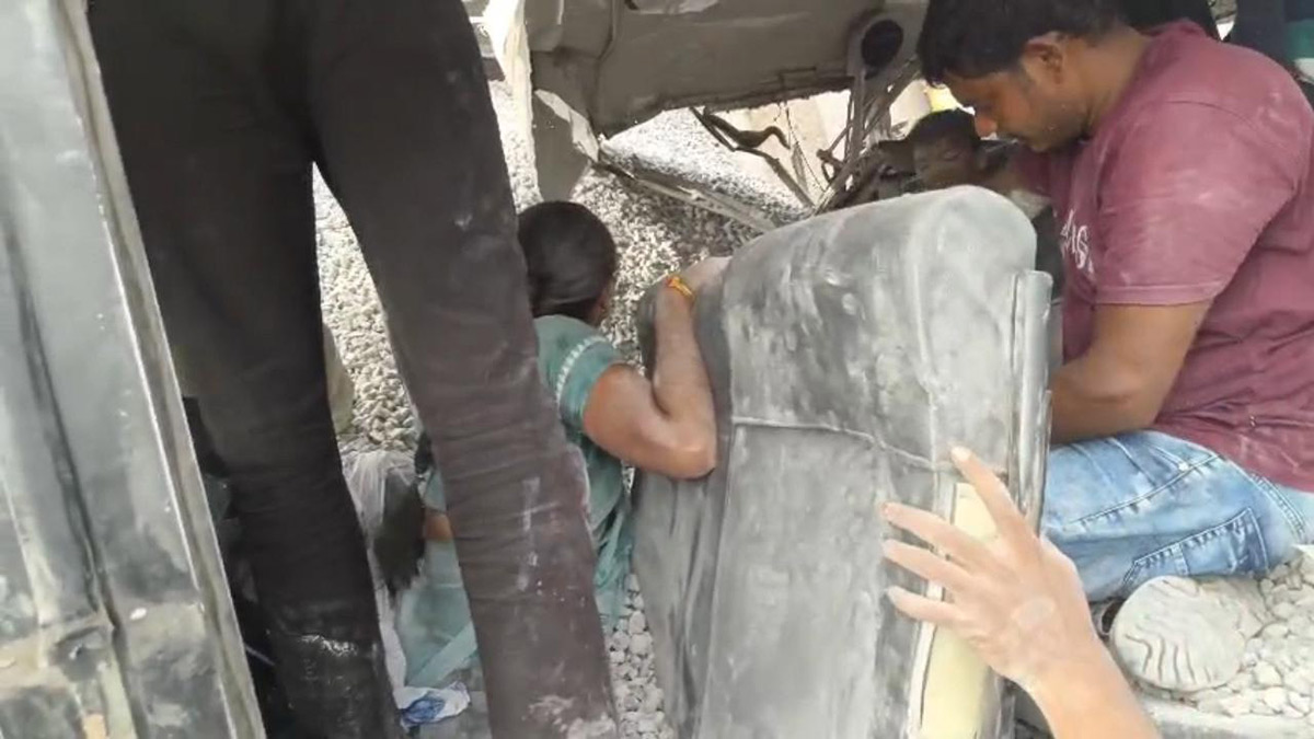 “ तेलंगाना में भीषण सड़क हादसा:टिपर ने यात्रियों से भरी बस को मारी टक्कर,18 की मौत, कई गंभीर रूप से घायल”