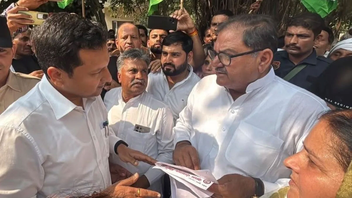 फसल खराबी पर रोहतक में भड़के अभय चौटाला; DC को दिया 30 मिनट का अल्टीमेटम, चेतावनी के बाद प्रशासन हरकत में आया