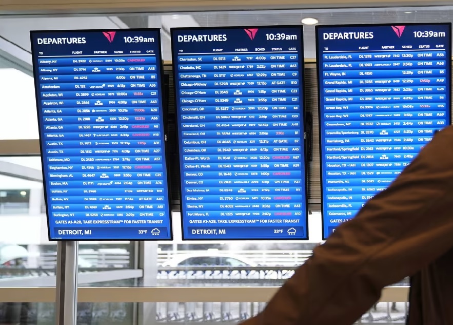 अमेरिका में सरकारी शटडाउन का असर! 2 हजार से ज्यादा उड़ानें रद्द, हवाई यात्रा ठप