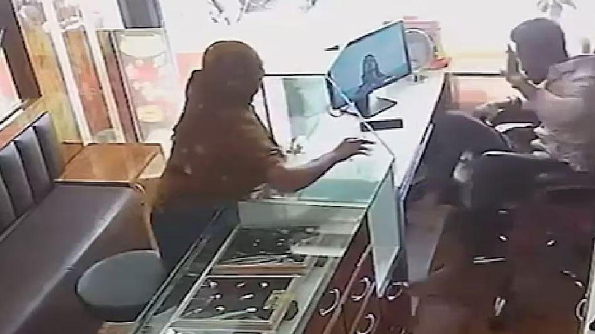 20 सेकंड में 20 थप्पड़! अहमदाबाद में ज्वैलर ने लुटेरी महिला को मिर्ची पाउडर फेंकने के बाद रंगे हाथ पकड़ा