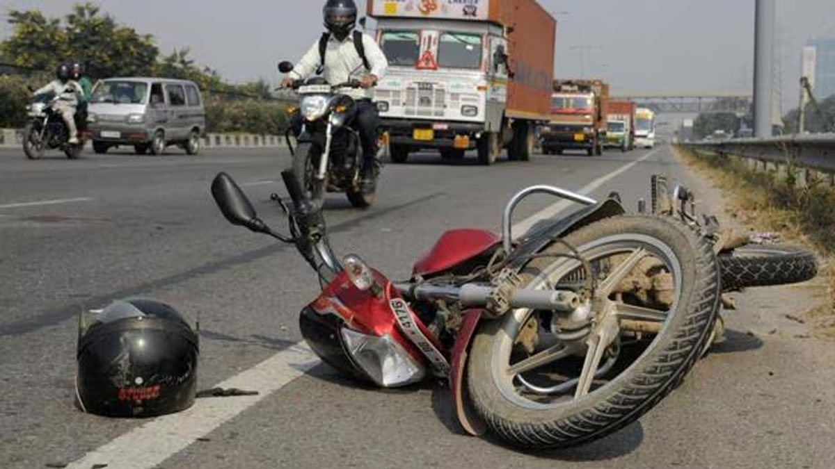 अमरहा में भीषण सड़क हादसा: रोडवेज बस की टक्कर से दो युवक गंभीर रूप से घायल, आरोपी चालक फरार