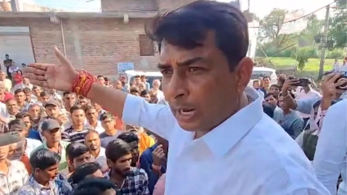 अंता उपचुनाव में बड़ा हंगामा: कीचड़ में बैठकर धरना देने पहुंचे निर्दलीय नरेश मीणा