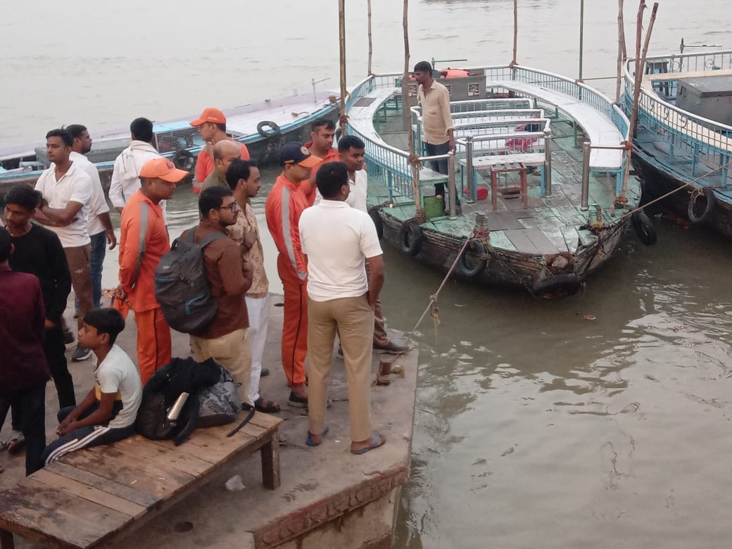 वाराणसी में गंगा स्नान के दौरान दो युवक डूबे, एक की तलाश जारी