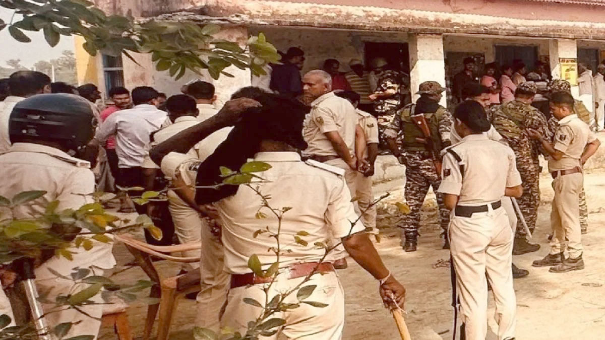 बिहार चुनाव 2025: दरभंगा में बुजुर्ग के खिलाफ वोट दबाने पर बवाल; पत्थरबाज़ी की अफवाह, पुलिस ने दो को पकड़ा