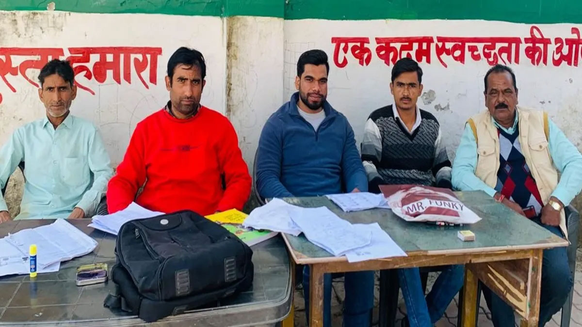 फॉर्म भरवाने में उदासीनता बनी बाधा: अंतिम चरण में बीएलओ दिन-रात कर रहे घर-घर दस्तक