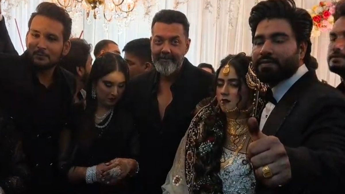 नजीबाबाद में बॉबी देओल का जलवा: शादी समारोह में पहुंचे तो उमड़ पड़ी फैंस की भीड़, सुरक्षा व्यवस्था रही धरी की धरी