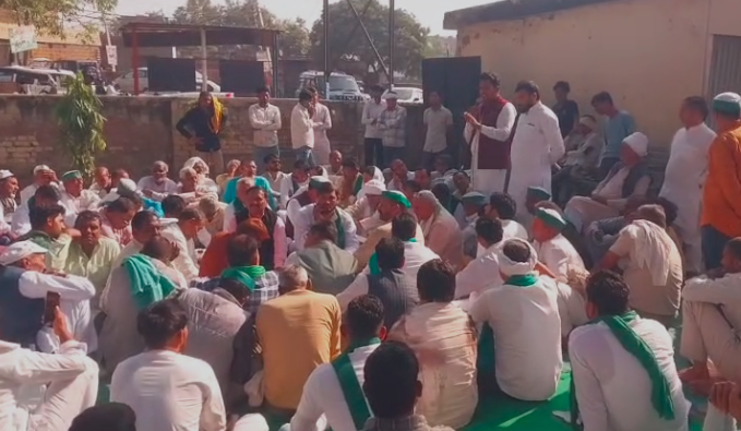 शामली में स्मार्ट मीटर की बढ़ती रीडिंग से जनता त्रस्त, किसान यूनियन ने बिजलीघर का घेराव किया