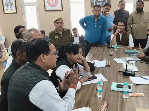 गाजियाबाद: डीएम ने अधिकारियों को फटकार लगाई, बोले- कुर्सी तोड़ने से काम नहीं चलेगा