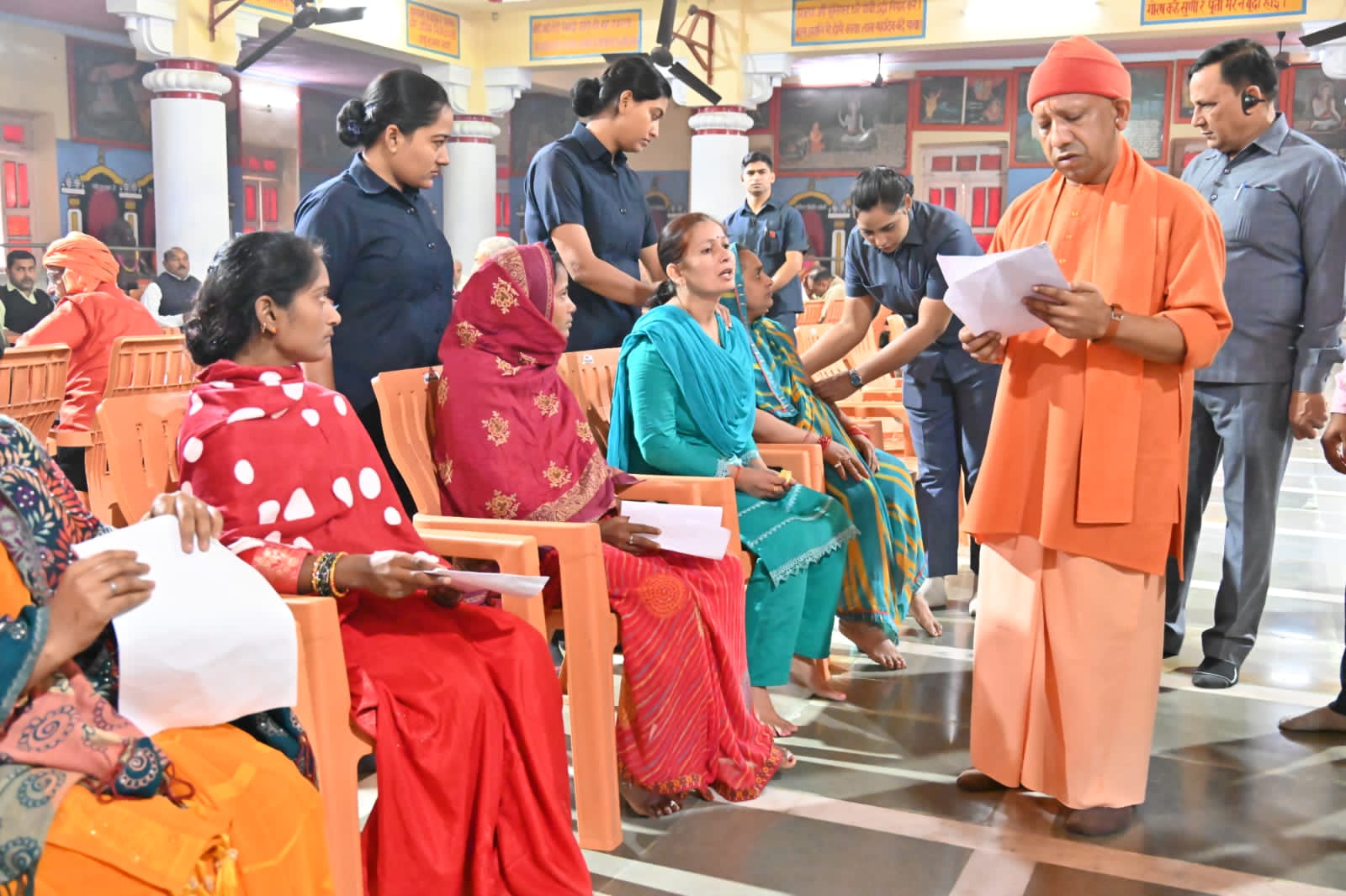 CM योगी का लगा जनता दरबार,सुनी लोगों की समस्याएं,बोले-जरूरतमंद को मिलेगा आवास, बिटिया की शादी में भी होगी मदद