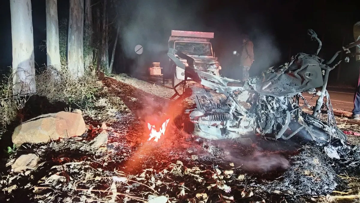  डिंडौरी में दर्दनाक हादसा: शादी के कार्ड बांटकर लौटते दो चचेरे भाइयों की मौत, पिकअप से टक्कर के बाद कुछ सेकंड में राख बनी बाइक