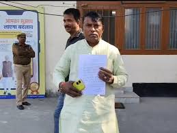 मुजफ्फरनगर में दलित प्रधान ने DM को सौंपी लेखपाल की रिकॉर्डिंग, बंजर भूमि पर दबंगों के अवैध कब्जे की शिकायत