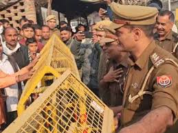 संभल में महंत ऋषिराज गिरि भड़के, बैरिकेडिंग हटाने की मांग; 1000 लोग जुटे पदयात्रा के लिए