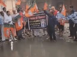मेरठ में जलभराव से नाराज लोगों ने हाथों में भाजपा के झंडे लेकर नगर निगम कार्यालय के बाहर किया प्रदर्शन