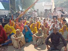 मेरठ में किसान धरने पर: मुआवजे की मांग को लेकर MDA कार्यालय पर लगाया ताला