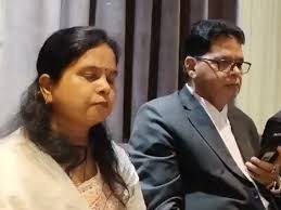 आगरा: रेप आरोपी प्रोफेसर की पत्नी बोली- “मेरे पति मुझसे खुश हैं, फिर दूसरी के पास क्यों जाएंगे?”