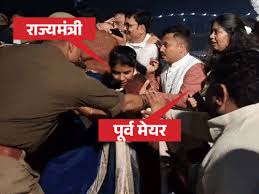 काशी में देव दिवाली के दौरान कमांडो ने BJP नेताओं को क्रूज से धक्के देकर उतारा, हुआ हंगामा