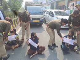 मेरठ में भाजपा नेता पर छेड़छाड़ का आरोप, एसएसपी ऑफिस के सामने पेट्रोल बोतल लेकर सड़क पर बैठी महिला; आत्मदाह की धमकी