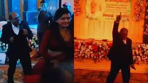 गोरखपुर: नगर निगम JE की रिटायरमेंट पार्टी में बार बालाएं, नोटों की हुई बारिश