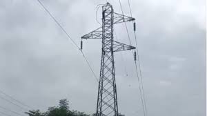 कौशाम्बी में हाईवोल्टेज pole ड्रामा: युवक पुलिस और परिजनों की मदद से सुरक्षित नीचे उतरा