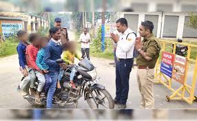 हापुड़ में बाइक पर सात सवारियां, पुलिस भी रह गई दंग — 7,000 रुपये का चालान