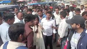 जालौन में इश्क का हाईवोल्टेज ड्रामा — बीच सड़क पर दो प्रेमियों में जमकर मारपीट!