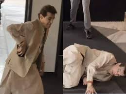 अचानक सीढ़ी से टकराकर जमीन पर गिरे जितेंद्र, सिक्योरिटी गार्ड ने दौड़कर उठाया!