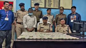 साधारण से लड़के के बैग से निकलने लगीं 500-500 के नोटों की गड्डियां, पुलिस भी रह गई हैरान