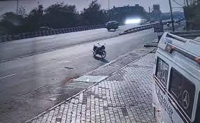 हापुड़ में हादसा! बिना चालक 100 मीटर दौड़ी बाइक | CCTV वीडियो वायरल