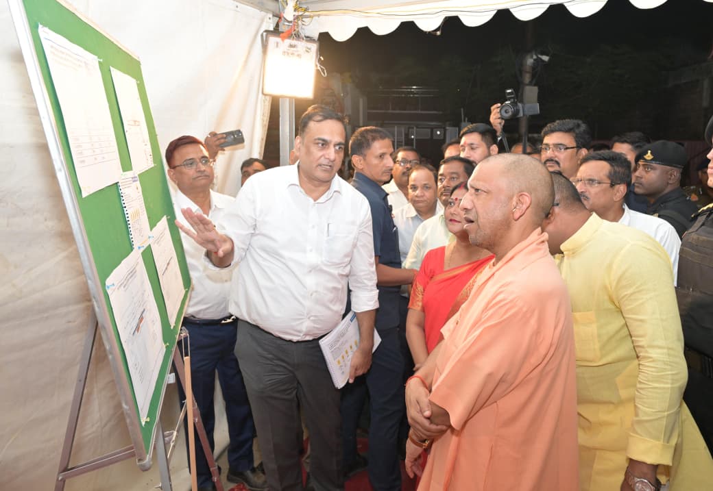 मुख्यमंत्री योगी ने गोरखपुर में सड़क चौड़ीकरण कार्य का निरीक्षण किया, अधिकारियों को दिए आवश्यक निर्देश