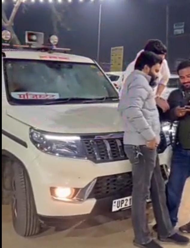 मुरादाबाद में कार पर 'मजिस्ट्रेट' लिख लाल-नीली बत्ती लगाकर बनाई रील, पुलिस ने शुरू की तलाश