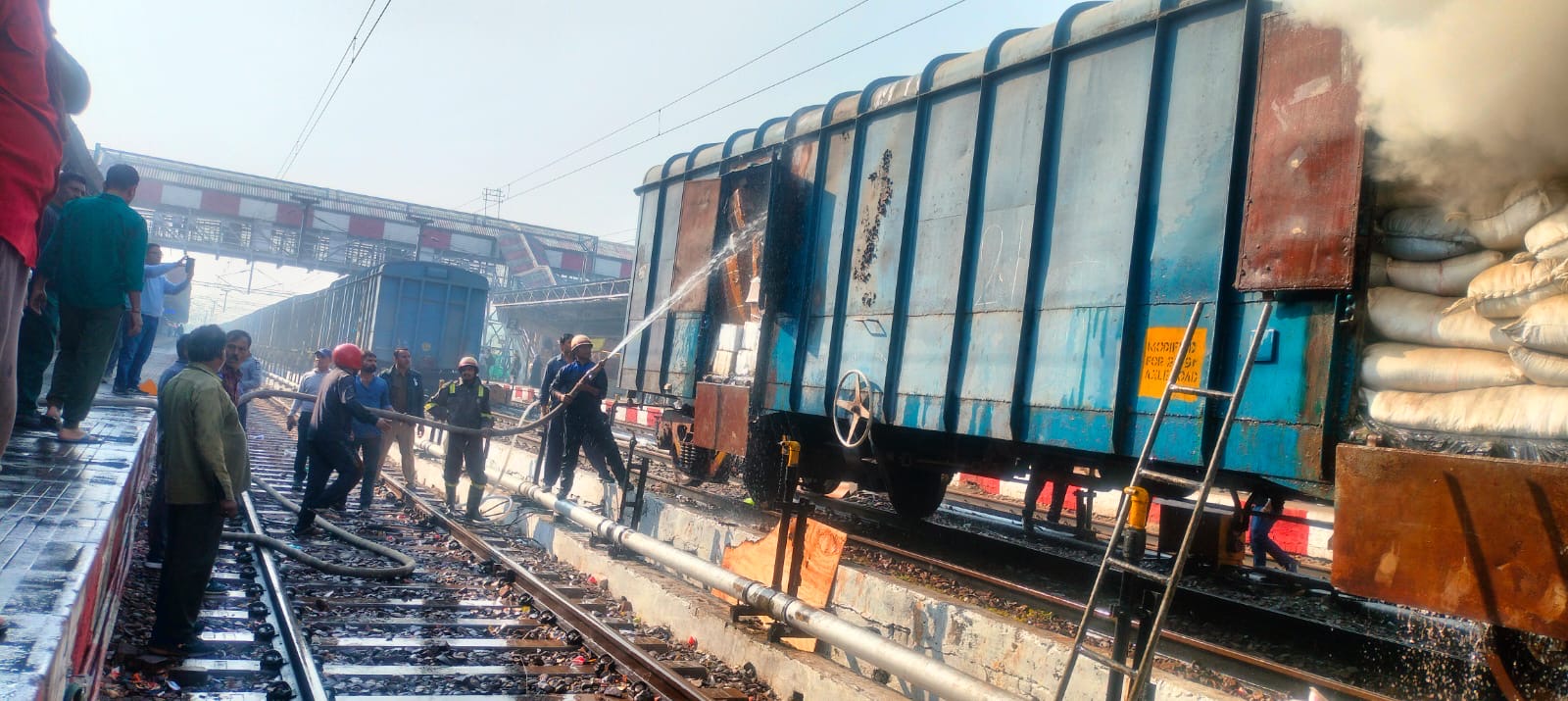 बरेली जंक्शन पर पार्सल मालगाड़ी में आग, लोको पायलट की सतर्कता से बड़ा हादसा टला